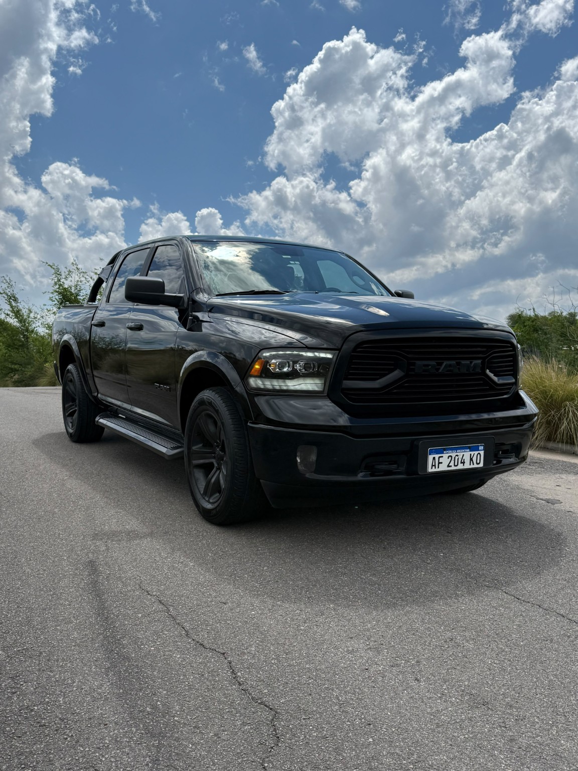 RAM 1500 negra, vista exterior