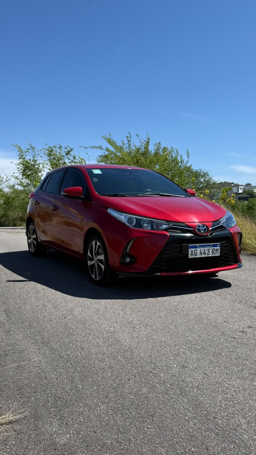 Toyota Yaris rojo, vista exterior